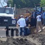 Trabajador casi muere aplastado por un poste en Managua