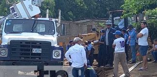 Trabajador casi muere aplastado por un poste en Managua