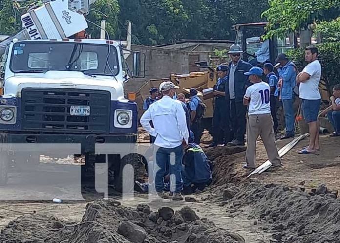 Trabajador casi muere aplastado por un poste en Managua