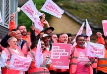 Miles de trabajadores en huelga por aumento salarial en Reino Unido