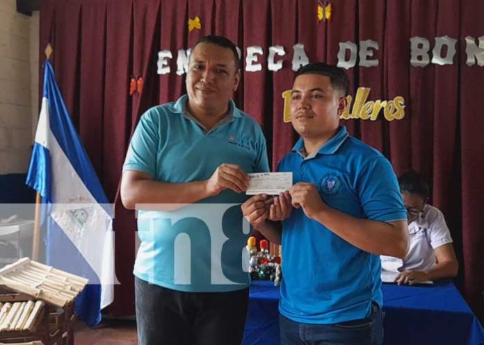 Foto: Entrega del bono a bachilleres de Boaco y Rivas / TN8