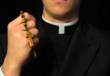 Cura de Estados Unidos profana altar tras filmarse haciendo un trío sexual