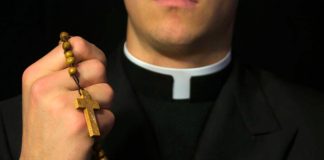 Cura de Estados Unidos profana altar tras filmarse haciendo un trío sexual