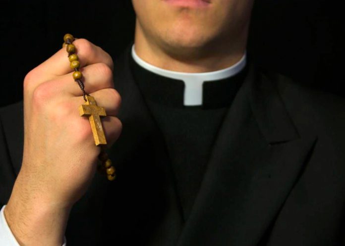 Cura de Estados Unidos profana altar tras filmarse haciendo un trío sexual