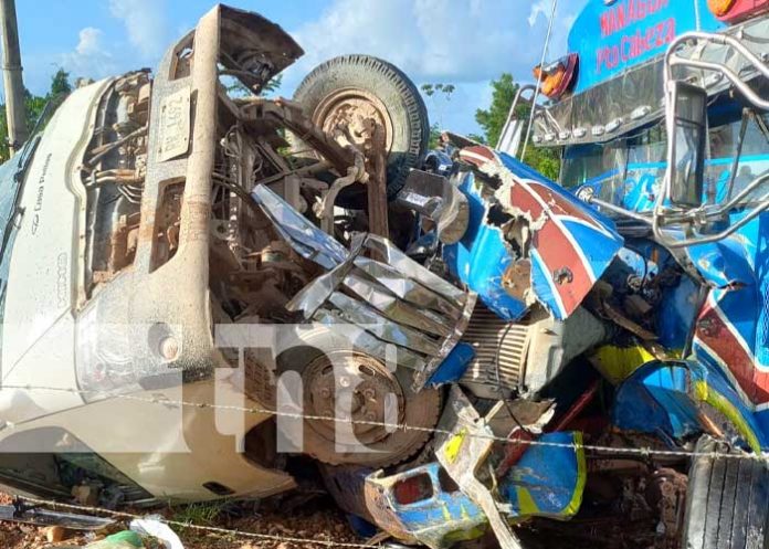 Foto: Choque brutal entre camión y bus en el trayecto entre Bilwi y Sahsa / TN8