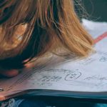 Arrestan a profesor de matemáticas en Singapur por agredir a una alumna