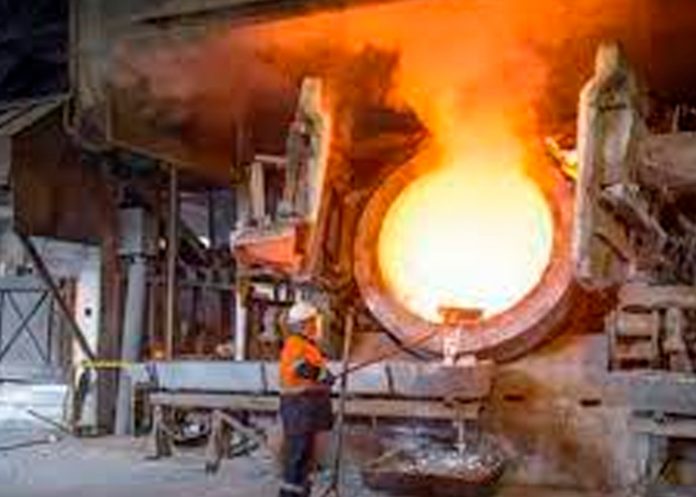 Milagrosamente, sobrevive tras caer en un bidón de aluminio fundido en Suiza