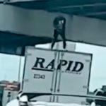 Por exhibicionista muere hombre al chocar contra un puente en Texas Por exhibicionista muere hombre al chocar contra un puente en Texas