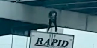 Por exhibicionista muere hombre al chocar contra un puente en Texas