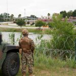 ¡No quieren migrantes!: Texas pondrá tanques de guerra en la frontera