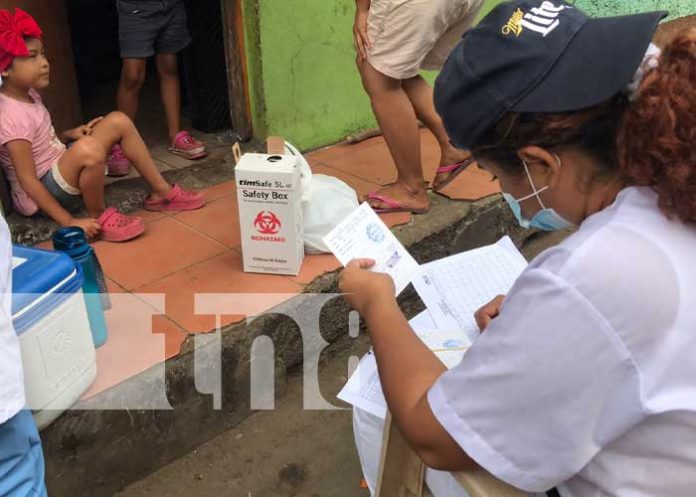 Vacunación contra el COVID-19 en el barrio Julio Buitrago, Managua