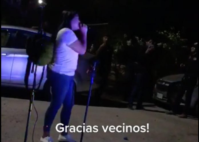vecinos2 Mujer amenaza a sus vecinos por parar su fiesta