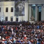 Cientos de cubanos se unen para realizar velada en homenaje a Fidel Castro
