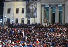 Cientos de cubanos se unen para realizar velada en homenaje a Fidel Castro Cientos de cubanos se unen para realizar velada en homenaje a Fidel Castro