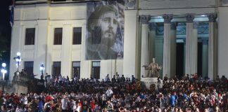 Cientos de cubanos se unen para realizar velada en homenaje a Fidel Castro
