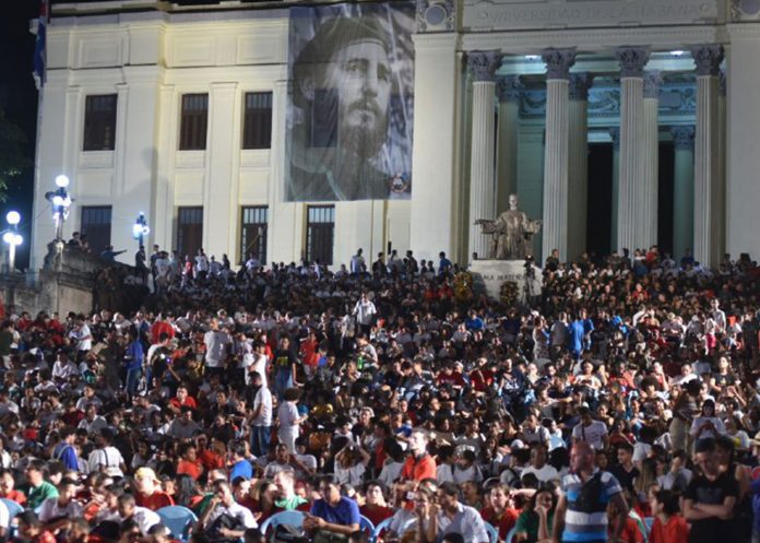 Cientos de cubanos se unen para realizar velada en homenaje a Fidel Castro
