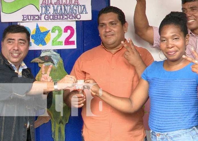 Entrega de una nueva vivienda a una familia de Managua