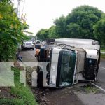 ¡No se me duerma! Conductor vuelca su camión en Crtra. Nueva a León Vuelco de camión en la Carretera Nueva a León dejó con obstáculo la vía