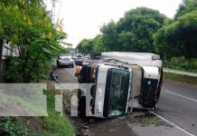 ¡No se me duerma! Conductor vuelca su camión en Crtra. Nueva a León Vuelco de camión en la Carretera Nueva a León dejó con obstáculo la vía