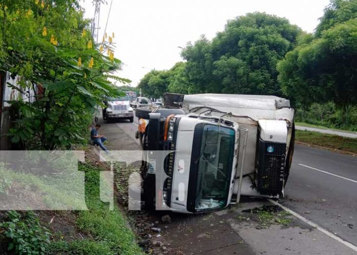 Vuelco de camión en la Carretera Nueva a León dejó con obstáculo la vía