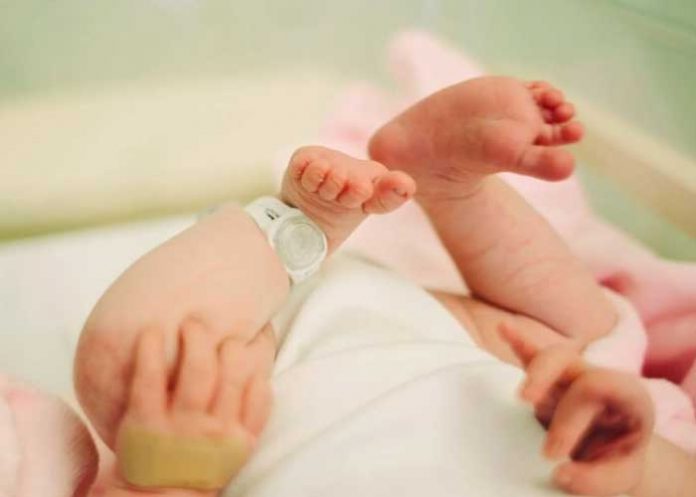 De locos, mujer va al hospital por dolor en la espalda y termina pariendo