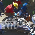 Ciudadano sufre al quedar con su pie atrapado en los rayos de su moto en Managua Ciudadano sufre al quedar con su pie atrapado en los rayos de su moto en Managua