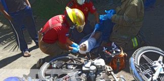 Ciudadano sufre al quedar con su pie atrapado en los rayos de su moto en Managua