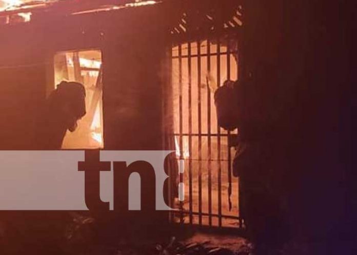 Familia quedó en la calle, luego que incendio les dejara sin vivienda en El Rama
