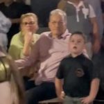 “Así nace un enamorado”: Niño queda boquiabierto al ver bailar a una sexy mujer “Así nace un enamorado”: Niño queda boquiabierto al ver a bailar a una sexy mujer