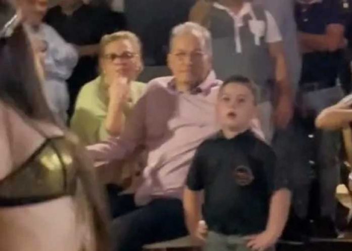 “Así nace un enamorado”: Niño queda boquiabierto al ver a bailar a una sexy mujer