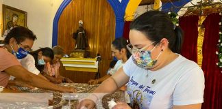Católicos participan de la tradicional lavada de la plata en El Viejo, Chinandega