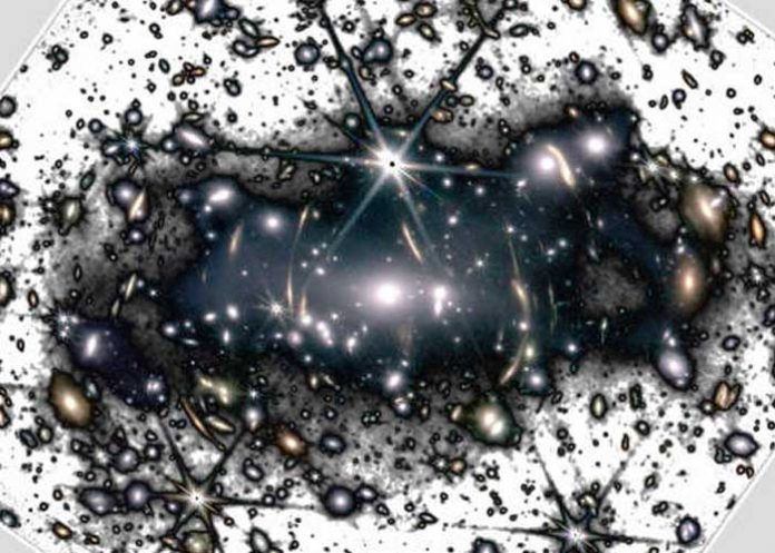 El telescopio Webb capta la fantasmal luz intracumular