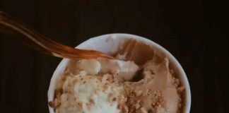 Novia mandó un delivery a su pareja y recibió un beso de la trabajadora