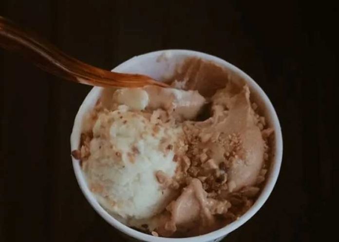 Novia mandó un delivery a su pareja y recibió un beso de la trabajadora