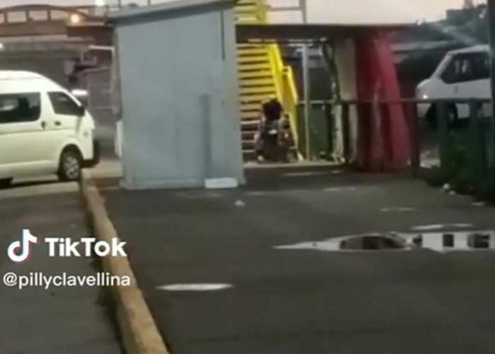 1 ¿MIlagro? Sujeto en silla de ruedas baja las escaleras caminando