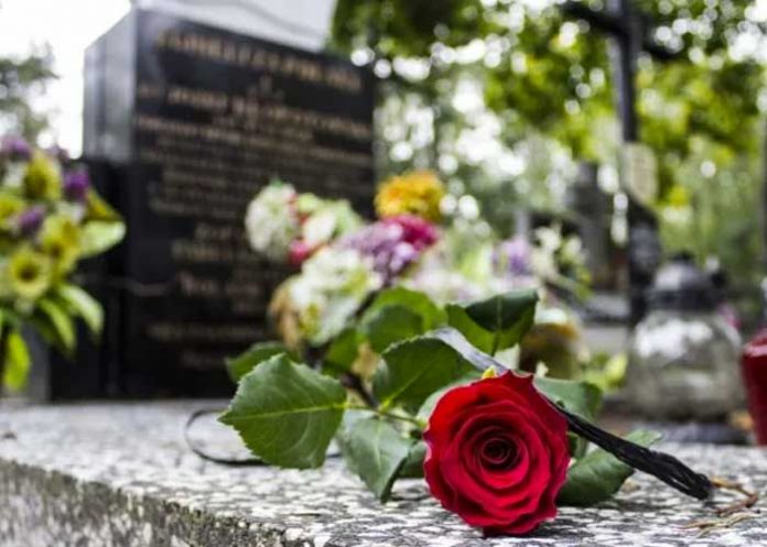 ¡Qué locos! Mujer rompe con su novio porque la engañaba con su difunta pareja