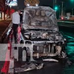 Un taxi quedó en chatarra tras incendiarse en Managua Foto: Taxi se convierte en chatarra tras incendiarse en las cercanías del Dancing, en Managua / TN8