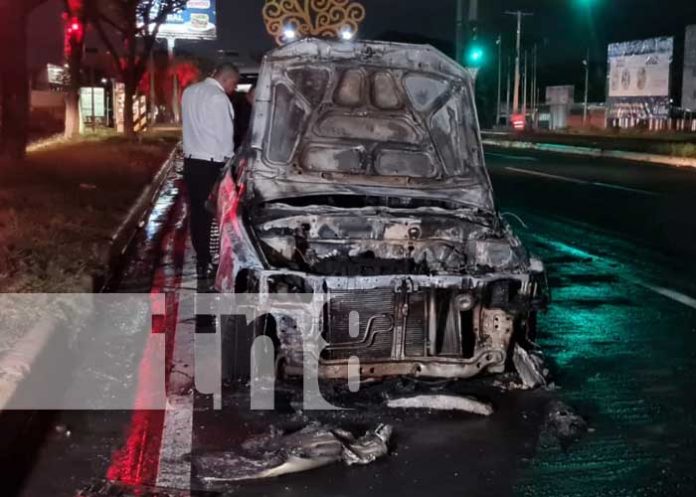 1 Foto: Taxi se convierte en chatarra tras incendiarse en las cercanías del Dancing, en Managua / TN8