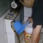 ¡Insólito! Joven baña a su serpiente como si fuera animal doméstico