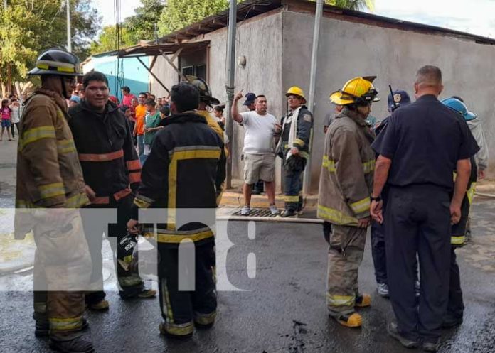 Foto: Grandes columnas de fuego reducen a cenizas enseres de vivienda en Managua / TN8