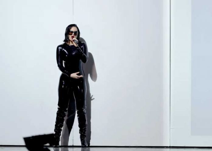 Foto: Rosalía muestra sus “pechonalidades” y un poco más