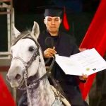 «Chavalo agradecido» Llegó a su graduación montado en su caballo ‘Tormento’ Llegó a su graduación montado sobre ‘Tormento’