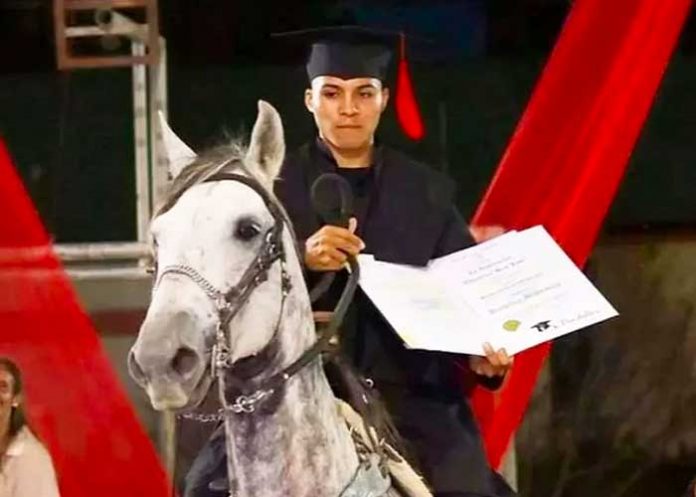 Llegó a su graduación montado sobre ‘Tormento’