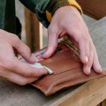 Por esta razón no debes echarte el condón en la cartera Por esta razón no debes echarte el condón en la cartera