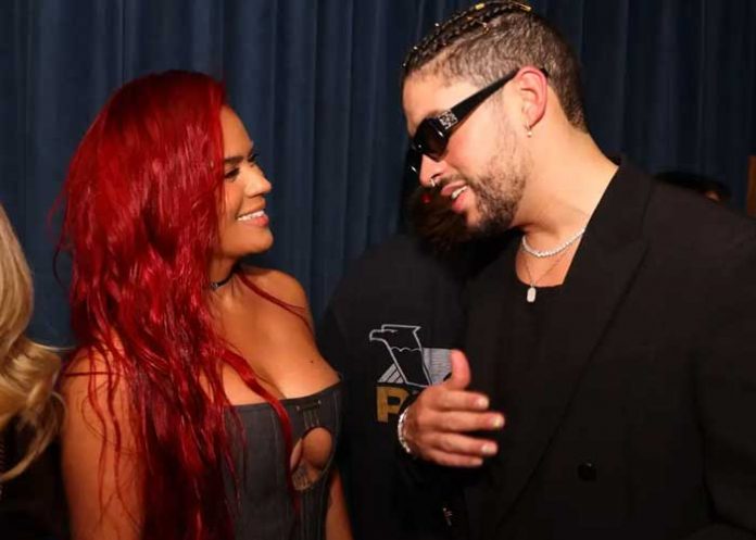 Miles de burlas causó Karol G al querer cantar como Bad Bunny