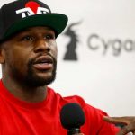 Floyd Mayweather causa revuelo en redes al regalar dinero a niños Floyd Mayweather causa revuelo en redes al regalar dinero a niños
