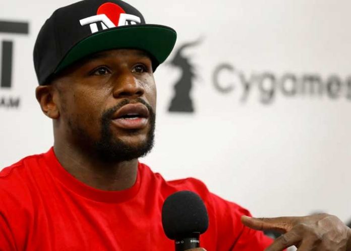 Floyd Mayweather causa revuelo en redes al regalar dinero a niños