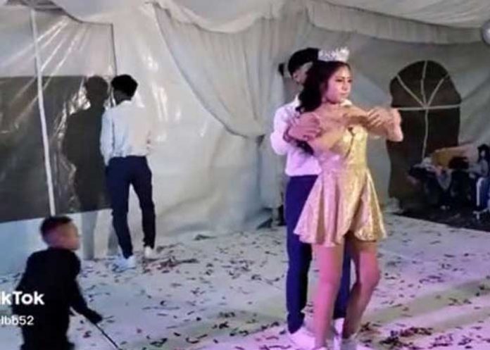 ¡Solo quería bailar! Niño se mete a la pista y termina aplastado (Video)