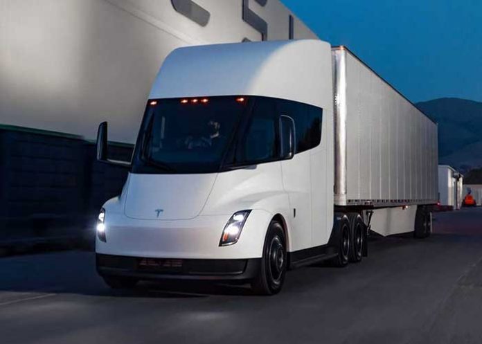Tesla: Elon Musk vende su primer camión electrónico