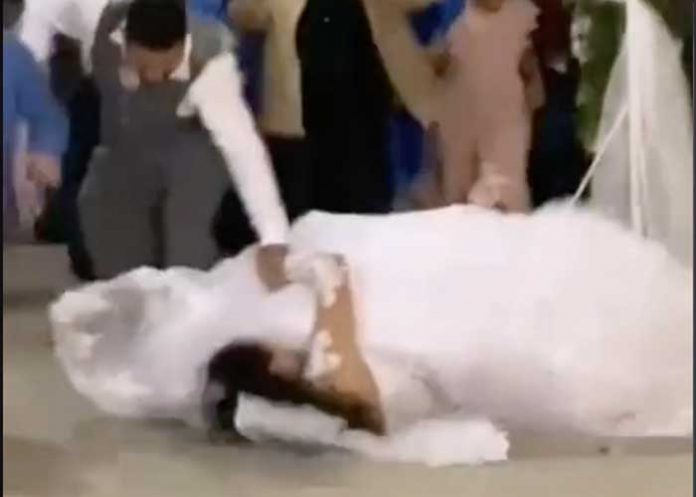 Novia se cae en la entrada nupcial con todo y el novio